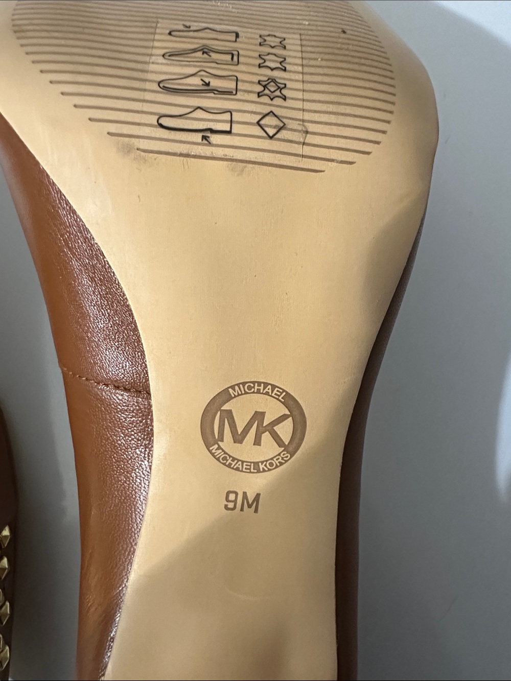 MICHAEL Michael Kors Tan Leather Pointed Toe Heels with Gold Stud Caps Sz 9M - Picture 5 of 5